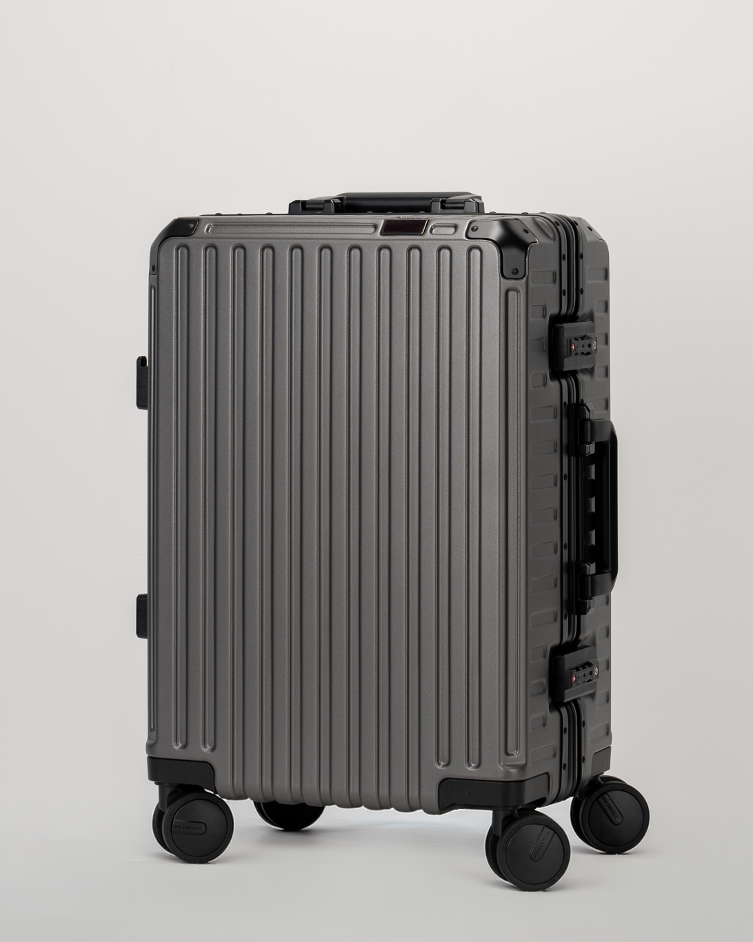 Valence Dark Gull Gray Polycarbonate Shell with Aluminum EdgeFrame Carry-On Suitcase Perspective View by Portar