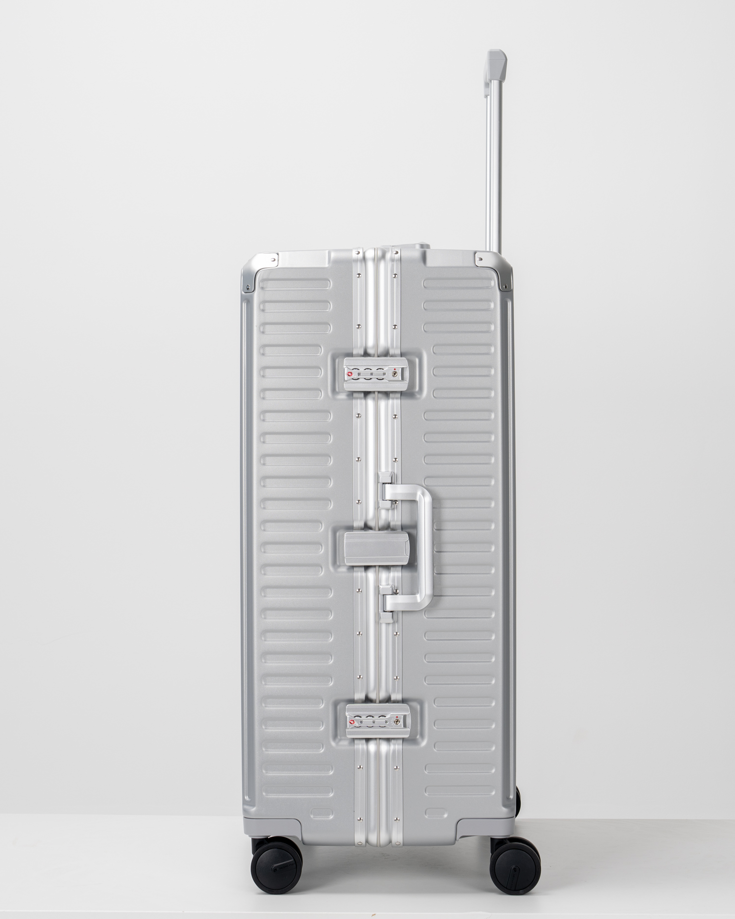 Valence Lunar Silver Polycarbonate Shell with Aluminum EdgeFrame Check-In Suitcase Lock View by Portar